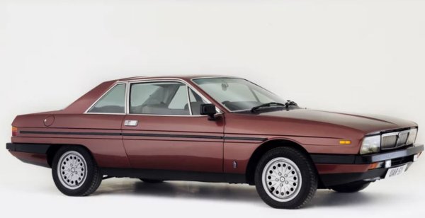 Lancia винаги е била малък играч в сегмент, доминиран от гиганти. Въпреки това нейните продукти се оказват едни от най-атрактивните коли в историята. Дори някои от по-обикновените ѝ модели като семейните седани се появяват с поразителни линии и живи характеристики на шофиране. Lancia Gamma е поне поразителна.

Това, че Gamma е привлекателна кола, обикновено не се оспорва, но инженерните решения зад нея като цяло са съмнителни.

Най-големият недостатък на Gamma е решението помпата на кормилното управление да се пусне от разпределителен вал, който се задвижва от самия ремък. Тази настройка води до ситуация, при която водачът може да запали колата в студена сутрин и ако воланът се завърти докрай, помпата ще заключи разпределителния вал и може да предизвика неизправност при ремъка. Междувременно другата половина на двигателя ще продължи да се опитва да работи. Това е необяснимо инженерно решение, към което може да се добави и проблема с лесното ръждясване на каросерията.

За да бъдем честни, ръждясващите италиански превозни средства са нещо обичайно през 70-те и 80-те години на миналия век, но да имаш саморазрушителен двигател е нещо непростимо. 
